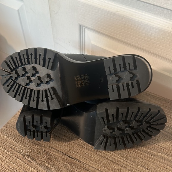 TORY BURCH LUG SOLE LEATHER BOOTS LACED UP GOLD HARDWARE IN SIZE 9.5M - Picture 9 of 10